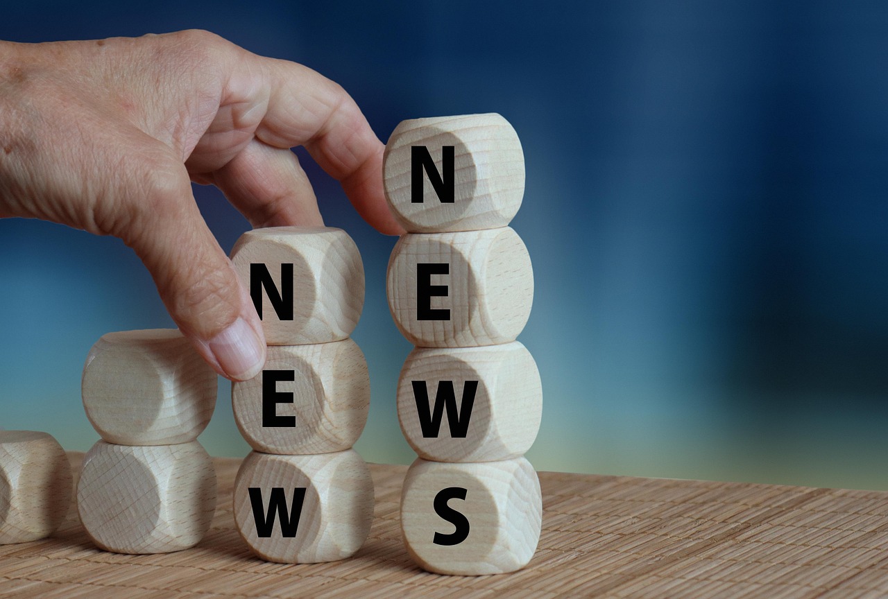 Ein amerikanischer Soldat steht im April 1945 vor dem vom Beschuss gezeichneten Völkerschlachtdenkmal.