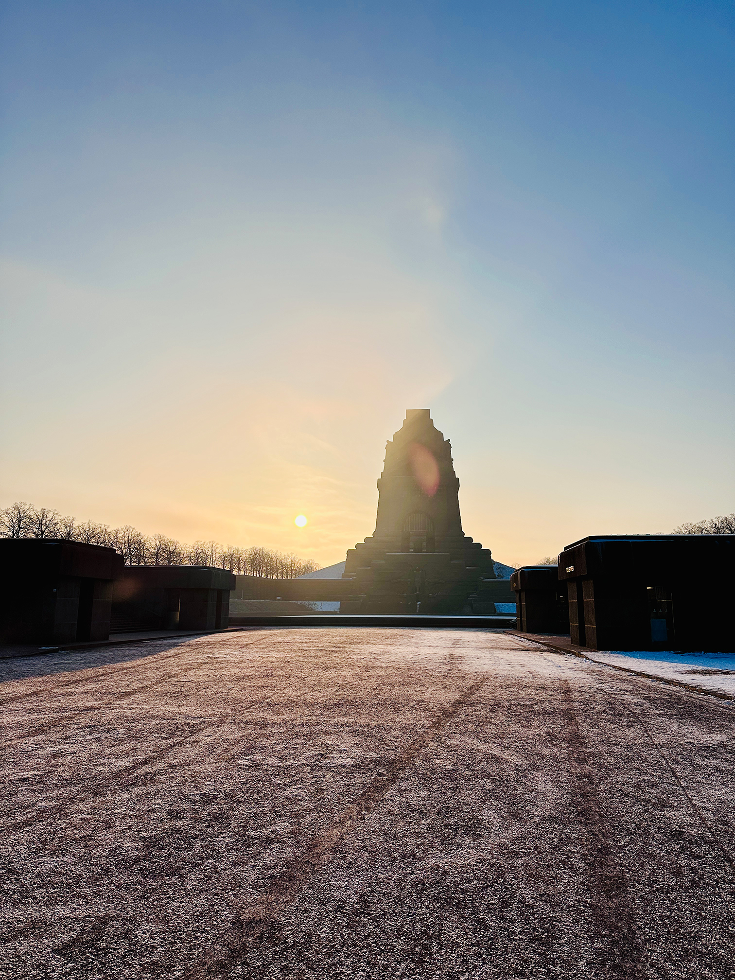 Denkmal im Frost_Foto_Tessina-Larissa Schramm Ein amerikanischer Soldat steht im April 1945 vor dem vom Beschuss gezeichneten Völkerschlachtdenkmal.